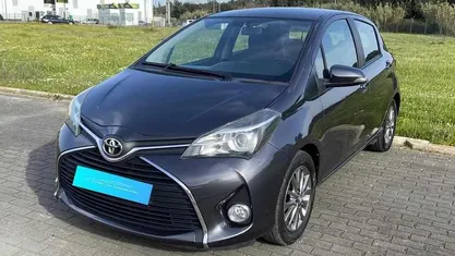 Usado Toyota Yaris 69 HP (50 kW) 2016 Cinza Citadino