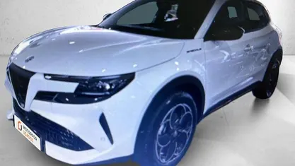 Branco Usado 2024 Alfa Romeo Junior SUV | € 36.900 (Preço justo)
