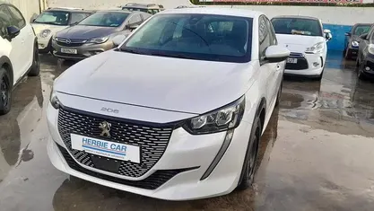 Usado Peugeot e-208 Active 100 kW (136 HP) 2020 Branco Citadino
