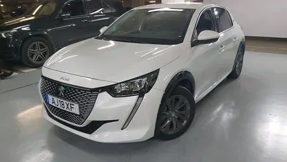Branco Usado 2021 Peugeot e-208 Citadino | € 18.490 (Preço justo)