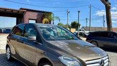 Cinzento Usado 2014 Mercedes B180 Monovolume | € 15.990 (Preço justo)