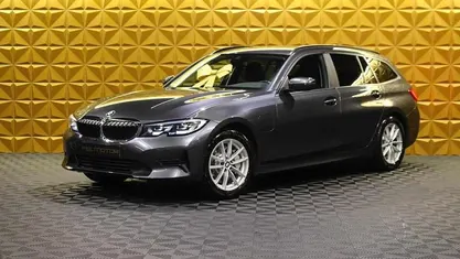 Cinzento Usado 2021 BMW 330 Sedan | € 25.700 (Preço justo)