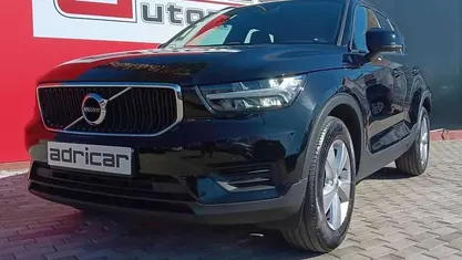 Preto Usado 2022 Volvo XC40 Momentum SUV | € 24.500 (Preço justo)