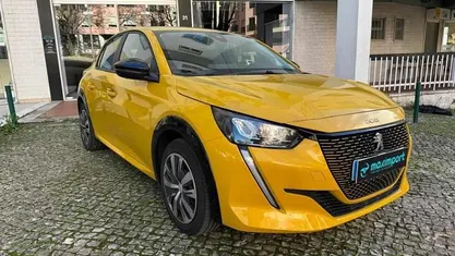 Usado Peugeot e-208 Active 100 kW (136 HP) 2023 Amarelo Citadino