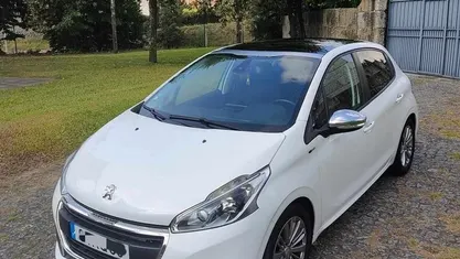 Branco Usado 2016 Peugeot 208 Citadino | € 12.500 (Preço justo)