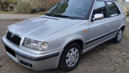 Usado Skoda Felicia 64 HP (47 kW) 1999 Cinza prata Van