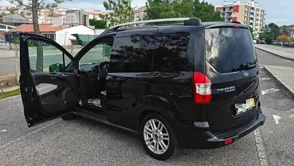 Preto Usado 2018 Ford Tourneo Courier Monovolume | € 12.000 (Bom preço)