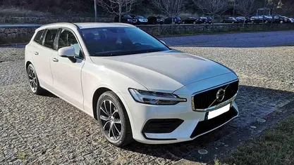 Branco Usado 2019 Volvo V60 Momentum Carrinha | € 21.950 (Preço justo)