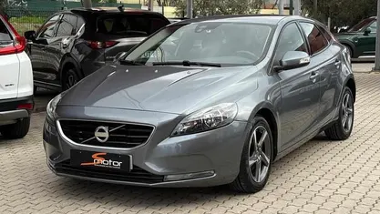 Cinza Usado 2018 Volvo V40 Momentum Citadino | € 16.850 (Preço justo)
