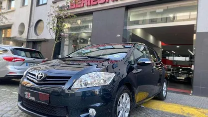Usado Toyota Auris 90 HP (66 kW) 2012 Preto