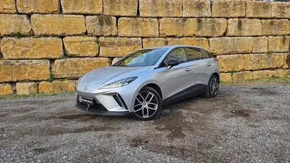 Cinza Usado 2023 MG MG4 EV Luxury Citadino | € 23.750 (Preço justo)