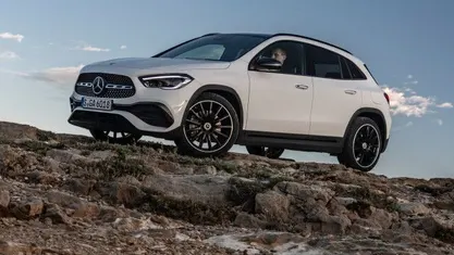 Branco Usado 2023 Mercedes GLA250 Progressive SUV | € 39.750 (Preço justo)