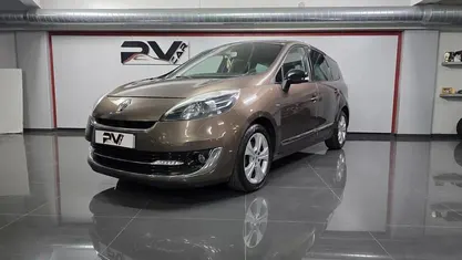 Castanho Usado 2012 Renault Grand Scénic III Bose Edition Monovolume | € 9.990 (Preço justo)