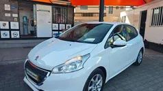 Branco Usado 2013 Peugeot 208 Active Citadino | € 9.900 (Preço justo)