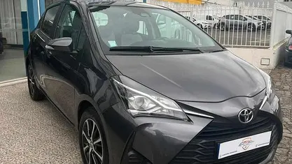 Usado Toyota Yaris Comfort 72 HP (52 kW) 2020 Cinzento