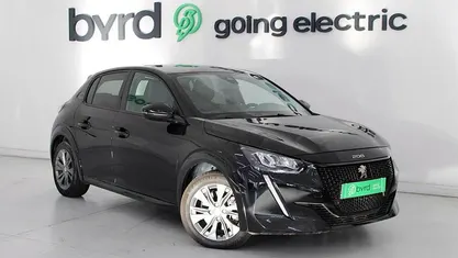 Usado 2023 Peugeot e-208 Allure Citadino | € 17.900 (Preço justo)