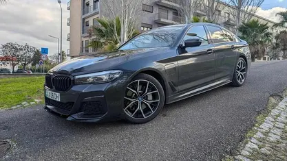Cinzento Usado 2023 BMW 530 Sedan | € 45.500 (Preço justo)