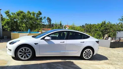 Branco Usado 2022 Tesla Model 3 Standard Range Plus Sedan | € 28.900 (Preço justo)