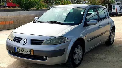 Cinzento Usado 2005 Renault Mégane II Dynamique Citadino | € 2.990 (Preço justo)