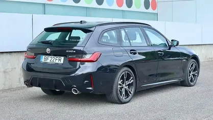 Preto Usado 2023 BMW 330e Carrinha | € 43.700 (Preço justo)