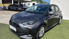 Cinza Usado 2024 Toyota Yaris Comfort Citadino | € 19.990 (Preço justo)