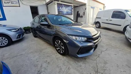 Usado Honda Civic 129 HP (94 kW) 2018 Cinzento Citadino