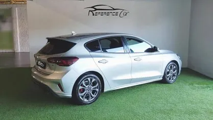 Cinzento Usado 2022 Ford Focus | € 18.490 (Preço justo)