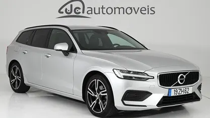 Cinza Usado 2019 Volvo V60 Momentum Carrinha | € 25.500 (Preço justo)