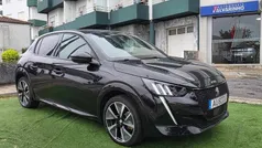 Preto Usado 2022 Peugeot e-208 GT Citadino | € 22.950 (Preço justo)
