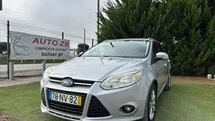 Cinzento Usado 2013 Ford Focus Sedan | € 7.900 (Preço justo)