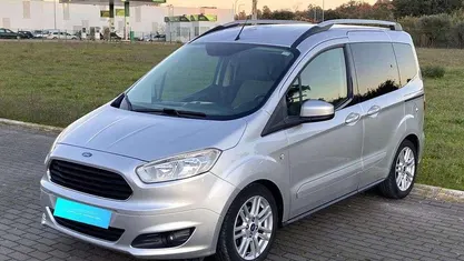 Cinza prata Usado 2016 Ford Tourneo Courier Ambiente Monovolume | € 10.250 (Preço justo)
