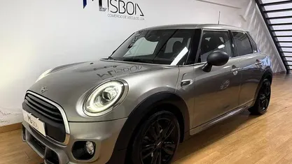 Usado Mini ONE 102 HP (75 kW) 2019 Cinzento Citadino