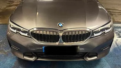 Cinzento Usado 2021 BMW 330 Sedan | € 29.000 (Preço justo)