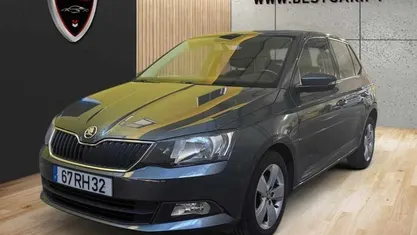 Cinzento Usado 2016 Skoda Fabia | € 8.450 (Preço justo)