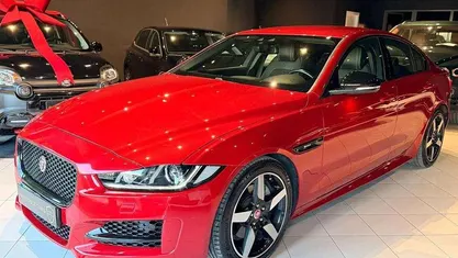 Vermelho Usado 2017 Jaguar XE R-Dynamic Sedan | € 18.990 (Preço justo)