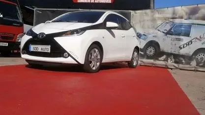 Branco Usado 2018 Toyota Aygo X-play Citadino | € 10.650 (Preço justo)