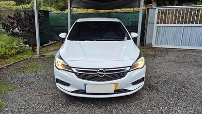 Usado Opel Astra 105 HP (77 kW) 2019 Branco Citadino