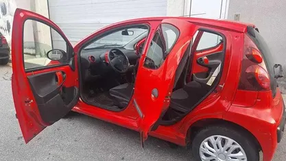 Vermelho Usado 2014 Peugeot 107 Active Citadino | € 6.490 (Preço justo)