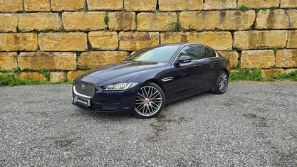 Azul Usado 2015 Jaguar XE Prestige Sedan | € 14.950 (Preço justo)