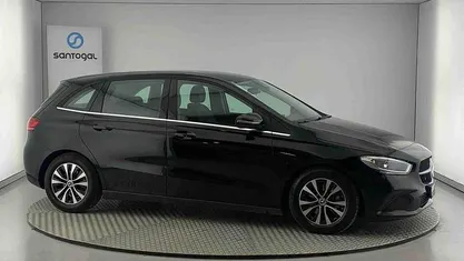 Preto Usado 2023 Mercedes 180 Sedan | € 37.490 (Preço justo)