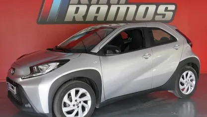 Cinzento Usado 2023 Toyota Aygo X Play SUV | € 16.500 (Preço justo)