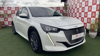 Usado 2021 Peugeot e-208 Allure Citadino | € 18.490 (Preço justo)