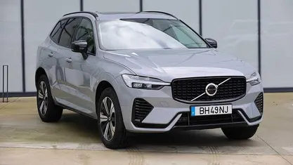 Cinza vapour Usado 2023 Volvo XC60 Plus SUV | € 52.300 (Preço justo)