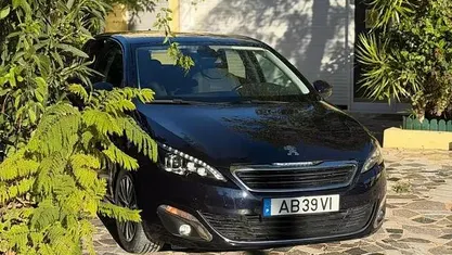 Usado Peugeot 308 110 HP (80 kW) 2017 Azul escuro