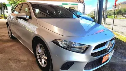 Usado Mercedes A180 116 HP (85 kW) 2019 Cinzento Citadino