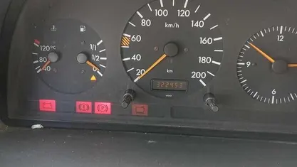 Usado Mercedes Vito 98 HP (72 kW) 1999 Verde Van