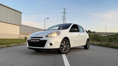 Usado Renault Clio IV 106 HP (77 kW) 2012 Branco Citadino