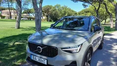 Cinzento Usado 2023 Volvo XC40 SUV | € 31.900 (Preço justo)