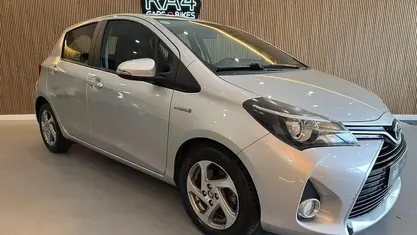 Cinza Usado 2016 Toyota Yaris Hybrid Active | € 16.900 (Preço justo)