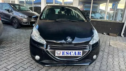 Usado 2014 Peugeot 208 Allure Citadino | € 8.900 (Preço justo)